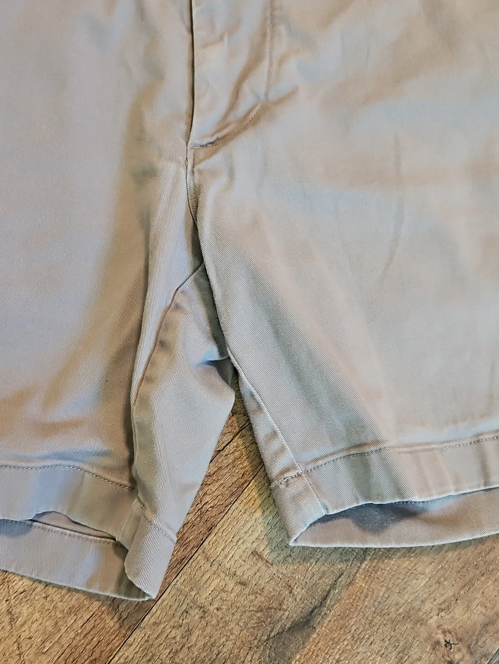 👖J. Crew Light Gray Men’s Chino Shorts